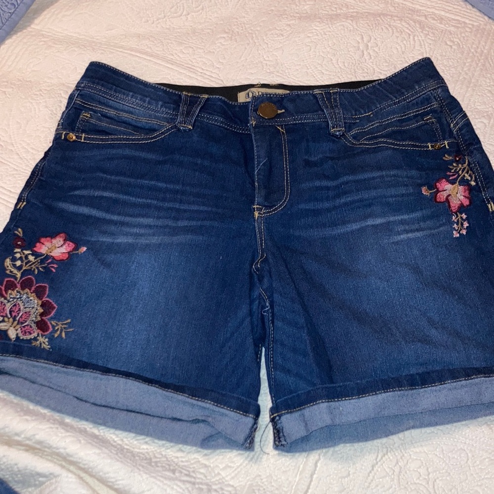 Woman’s denim embroidered Democracy shorts size 14